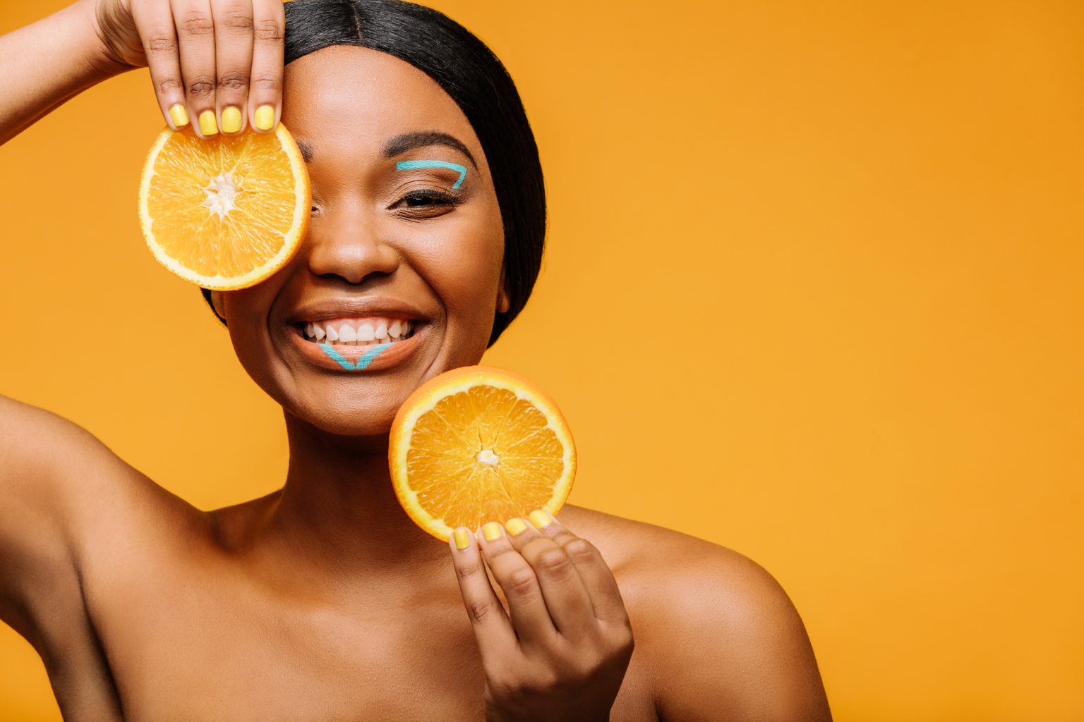 Explorando os Benefícios do Suplemento de Vitamina C Introdução: O C Fonty, um suplemento de vitamina C, tem ganhado destaque devido aos seus potenciais benefícios para a saúde. Neste artigo, exploraremos os diferentes aspectos deste suplemento, desde a importância da vitamina C para o organismo até os possíveis benefícios que o C Fonty pode oferecer. A Importância da Vitamina C: A vitamina C, também conhecida como ácido ascórbico, é uma vitamina essencial para diversas funções no corpo humano. Ela desempenha um papel crucial no fortalecimento do sistema imunológico, na síntese de colágeno, na absorção de ferro e no combate aos danos causados pelos radicais livres. C Fonty: Uma Fonte Concentrada de Vitamina C: O C Fonty se destaca por oferecer uma forma concentrada de vitamina C, proporcionando uma maneira conveniente de atender às necessidades diárias dessa vitamina essencial. Sua formulação específica visa otimizar a absorção pelo organismo, maximizando assim os benefícios que a vitamina C pode proporcionar. Benefícios Potenciais do C Fonty: Reforço do Sistema Imunológico: A vitamina C é conhecida por seu papel no reforço do sistema imunológico. O C Fonty, ao fornecer uma dose concentrada, pode ajudar na prevenção de resfriados e infecções, promovendo uma resposta imunológica mais robusta. Saúde da Pele: O colágeno desempenha um papel vital na saúde da pele, e a vitamina C é essencial para a síntese adequada dessa proteína. O C Fonty, ao contribuir para a produção de colágeno, pode auxiliar na manutenção da elasticidade e na redução de sinais de envelhecimento. Absorção de Ferro: A vitamina C facilita a absorção de ferro não heme, presente em fontes vegetais. O C Fonty pode ser uma adição valiosa para indivíduos que buscam otimizar a absorção de ferro, especialmente aqueles em dietas vegetarianas ou veganas. Antioxidante Poderoso: A vitamina C atua como um antioxidante, neutralizando os radicais livres que podem causar danos celulares. O C Fonty, por sua concentração, pode fornecer uma defesa eficaz contra o estresse oxidativo. Como Incorporar o C Fonty na Rotina: O C Fonty pode ser incorporado facilmente à rotina diária. Recomenda-se seguir as instruções de dosagem fornecidas pelo fabricante e considerar a orientação de um profissional de saúde para determinar a quantidade ideal com base nas necessidades individuais. Conclusão: Em conclusão, o C Fonty surge como uma opção promissora para aqueles que buscam os benefícios da vitamina C de forma concentrada e conveniente. Seus potenciais impactos positivos na imunidade, saúde da pele, absorção de ferro e capacidade antioxidante o tornam uma escolha interessante para diversos perfis de indivíduos. No entanto, é crucial enfatizar que a utilização de qualquer suplemento, incluindo o C Fonty, deve ser feita com a supervisão de um profissional de saúde, considerando as necessidades específicas de cada pessoa. Espero que este artigo tenha fornecido uma visão abrangente sobre o C Fonty e seus possíveis benefícios. Para mais informações ou esclarecimentos adicionais, consulte um profissional de saúde qualificado.