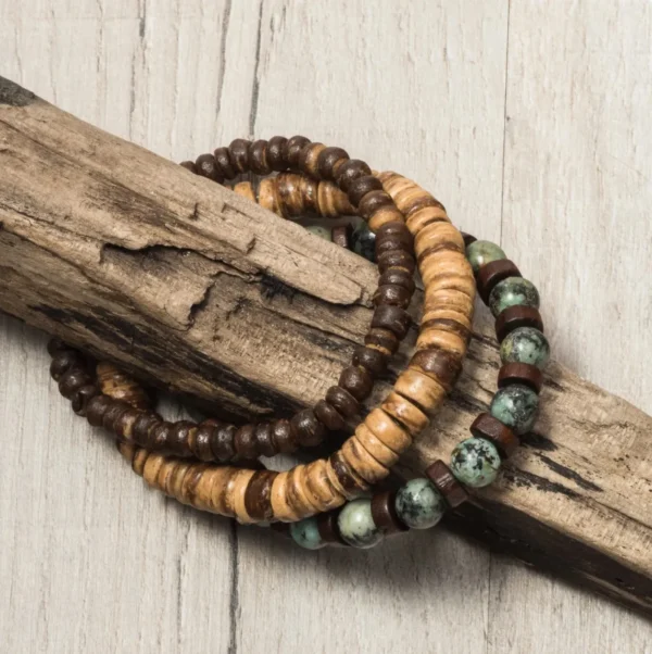 Explore a autenticidade e a energia da natureza com a Pilha do Bracelete Boho, uma expressão única de estilo masculino. Combinando grânulos de turquesa naturais e contas de coco, esta pilha de pulseiras cria uma sinergia envolvente entre elementos terrosos e marítimos. Os grânulos de turquesa, conhecidos por suas propriedades calmantes, adicionam um toque de espiritualidade à pilha, enquanto as contas de coco incorporam a textura e o charme natural. Cada peça é cuidadosamente selecionada para criar uma estética equilibrada e masculina. A Pilha do Bracelete Boho não é apenas uma afirmação de estilo, mas também uma conexão com a natureza. Ideal para homens que buscam um visual distintivo e autêntico, este conjunto é uma celebração da individualidade e da simplicidade sofisticada. Adote esta pilha de braceletes para aprimorar seu estilo pessoal com elementos que refletem a essência da natureza.