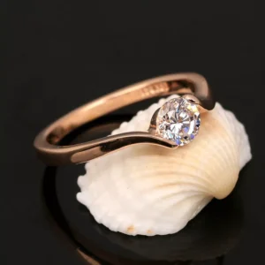 Apresentamos o elegante Anel de Casamento ZHOUYANG para Mulheres, uma peça de 4mm de delicadeza e sofisticação. Com um corte redondo destacado por uma deslumbrante Zircônia Cúbica, este anel encanta com seu design conciso e moderno. A tonalidade Ouro Rosa adiciona um toque de romance e glamour, perfeito para ocasiões especiais como noivados. Este anel não é apenas uma peça de joia, mas uma expressão de estilo e compromisso. Sua elegância atemporal o torna versátil, podendo ser usado no dia a dia ou em eventos mais formais. A qualidade excepcional é evidente na prata esterlina 925, garantindo durabilidade e brilho duradouro. O ZYR239 ZYR422 da ZHOUYANG é mais do que um anel; é um símbolo de amor e beleza que complementará a singularidade da sua jornada matrimonial. Adquira esta joia de moda exclusiva e eternize os momentos especiais com estilo e elegância.