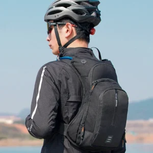 Mochila de Bicicleta Ultraleve é a escolha ideal para entusiastas do ciclismo que buscam praticidade e conforto durante suas aventuras ao ar livre. Com um design ergonômico, esta mochila esportiva de hidratação é especialmente projetada para se ajustar confortavelmente às costas, garantindo liberdade de movimento durante pedaladas em montanhas ou estradas. Com capacidade de 10 litros, é espaçosa o suficiente para armazenar itens essenciais enquanto mantém a leveza característica das mochilas ultraleves. Ideal para ciclistas de montanha (MTB) e estrada, o saco de água incluído facilita a hidratação durante o percurso. Além disso, sua versatilidade se estende à prática de escalada ao ar livre, tornando-o um companheiro versátil para diversas atividades. Com a Mochila de Bicicleta Ultraleve, a jornada ciclística torna-se mais confortável e eficiente, proporcionando uma experiência ao ar livre inigualável.