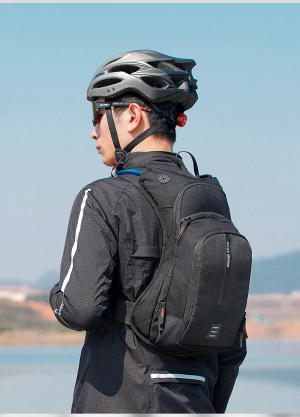 Mochila de Bicicleta Ultraleve é a escolha ideal para entusiastas do ciclismo que buscam praticidade e conforto durante suas aventuras ao ar livre. Com um design ergonômico, esta mochila esportiva de hidratação é especialmente projetada para se ajustar confortavelmente às costas, garantindo liberdade de movimento durante pedaladas em montanhas ou estradas. Com capacidade de 10 litros, é espaçosa o suficiente para armazenar itens essenciais enquanto mantém a leveza característica das mochilas ultraleves. Ideal para ciclistas de montanha (MTB) e estrada, o saco de água incluído facilita a hidratação durante o percurso. Além disso, sua versatilidade se estende à prática de escalada ao ar livre, tornando-o um companheiro versátil para diversas atividades. Com a Mochila de Bicicleta Ultraleve, a jornada ciclística torna-se mais confortável e eficiente, proporcionando uma experiência ao ar livre inigualável.