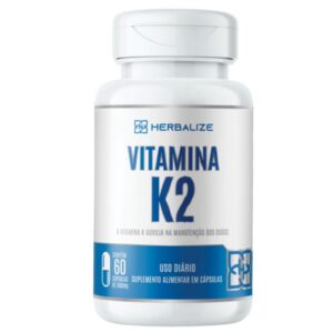 O suplemento de vitamina K2 é essencial para a promoção da saúde óssea e cardiovascular. A vitamina K2, também conhecida como menaquinona, é uma forma de vitamina K que desempenha funções cruciais no organismo. Diferente da vitamina K1 (filoquinona), que está envolvida principalmente na coagulação sanguínea, a K2 é fundamental para a saúde dos ossos e das artérias. Um dos principais benefícios da vitamina K2 é sua capacidade de direcionar o cálcio para os locais apropriados no corpo, como os ossos e dentes, e impedir sua deposição em locais indesejados, como as artérias e outros tecidos moles. A K2 ativa a proteína osteocalcina, que integra o cálcio na matriz óssea, fortalecendo os ossos e ajudando na prevenção de doenças como a osteoporose. Estudos têm demonstrado que a suplementação com vitamina K2 pode melhorar a densidade mineral óssea e reduzir o risco de fraturas, especialmente em mulheres pós-menopáusicas e idosos. Além de seus benefícios para os ossos, a vitamina K2 é crucial para a saúde cardiovascular. A K2 ativa a proteína MGP (proteína Gla da matriz), que inibe a calcificação das artérias e vasos sanguíneos. A calcificação arterial é um fator de risco significativo para doenças cardiovasculares, como aterosclerose. A suplementação com vitamina K2 pode, portanto, ajudar a manter as artérias flexíveis e saudáveis, reduzindo o risco de doenças cardíacas e derrames. A vitamina K2 também pode ter efeitos benéficos sobre a saúde dental. Ao ativar proteínas que regulam a deposição de minerais, a K2 contribui para a remineralização dos dentes, fortalecendo o esmalte dental e prevenindo cáries. O suplemento de vitamina K2 está disponível em diversas formas, como cápsulas, comprimidos e gotas. É frequentemente extraído de fontes naturais, como o natto (um alimento fermentado japonês) e produtos de origem animal, como fígado e gemas de ovo. Em resumo, a suplementação com vitamina K2 oferece inúmeros benefícios para a saúde óssea e cardiovascular. Ao garantir a correta utilização do cálcio no corpo, a K2 promove ossos fortes, artérias saudáveis e uma melhor qualidade de vida, sendo uma adição valiosa à rotina de saúde de muitas pessoas.