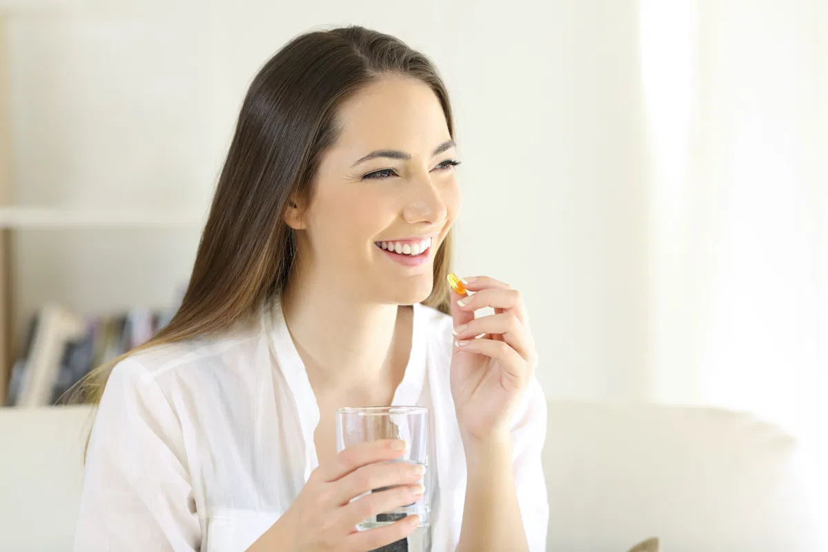 1. Apresentação do Produto O CálcioDex MDK é um suplemento mineral de alta performance desenvolvido com tecnologia de ponta para atender às necessidades nutricionais do organismo, especialmente em situações de deficiência de cálcio e vitamina D. Sua formulação balanceada e biodisponível proporciona máxima absorção e aproveitamento pelo organismo, sendo ideal para todas as faixas etárias. Formulado com carbonato de cálcio e vitamina D3 (colecalciferol), o CálcioDex MDK auxilia na manutenção da saúde óssea, prevenção da osteoporose e suporte ao funcionamento neuromuscular. É indicado para indivíduos com carência de cálcio, mulheres no período pós-menopausa, idosos, gestantes, lactantes e atletas. 2. Composição e Fórmula Avançada O CálcioDex MDK se destaca por sua fórmula cuidadosamente desenvolvida, que combina: Carbonato de cálcio – fonte concentrada de cálcio elementar, com excelente biodisponibilidade; Vitamina D3 (colecalciferol) – essencial para a absorção do cálcio no intestino e sua fixação nos ossos; Veículo farmacotécnico – desenvolvido para garantir liberação eficaz dos ativos. A associação de cálcio com vitamina D potencializa os efeitos do suplemento, promovendo resultados superiores em comparação aos produtos tradicionais disponíveis no mercado. 3. Benefícios do CálcioDex MDK O uso regular do CálcioDex MDK oferece uma série de benefícios à saúde, entre os quais destacam-se: Fortalecimento dos ossos e dentes; Prevenção e tratamento auxiliar da osteoporose; Melhora da densidade óssea em idosos; Redução do risco de fraturas ósseas; Apoio ao sistema imunológico; Melhora da função muscular e neurológica; Auxílio na prevenção da hipocalcemia; Manutenção de níveis adequados de cálcio sérico. 4. Indicações de Uso O CálcioDex MDK é indicado para: Adolescentes em fase de crescimento; Mulheres grávidas ou lactantes; Pessoas com baixa ingestão de cálcio na dieta; Indivíduos com risco de osteoporose; Pacientes em recuperação de fraturas ósseas; Idosos com perda de massa óssea; Atletas com alta demanda muscular e óssea. 5. Posologia Recomendada A posologia pode variar conforme orientação do profissional de saúde. No entanto, a dose usual recomendada é de 1 a 2 comprimidos ao dia, preferencialmente junto às refeições, para melhor absorção. 6. Cuidados e Advertências Gestantes, lactantes e crianças devem utilizar o produto sob orientação médica. O uso concomitante com outros suplementos deve ser feito com cautela. Evitar o consumo em casos de hipercalcemia, hipercalciúria ou hipervitaminose D. Armazenar em local fresco, seco e ao abrigo da luz. 7. Cálcio e Vitamina D: A Dupla Essencial O organismo humano não sintetiza cálcio e depende da alimentação e suplementação para manter níveis adequados. Já a vitamina D pode ser sintetizada pela pele por meio da exposição solar, mas sua produção pode ser insuficiente em regiões com baixa incidência solar ou em pessoas com pouca exposição. Essa dupla é fundamental para a homeostase mineral, atuando de maneira sinérgica: A vitamina D aumenta a absorção de cálcio no intestino; O cálcio é utilizado na mineralização óssea; Ambos atuam na prevenção de doenças metabólicas ósseas. 8. Tecnologia MDK: Alta Biodisponibilidade A tecnologia MDK empregada na formulação garante uma liberação controlada e eficaz dos ativos, proporcionando: Maior absorção intestinal; Redução de efeitos adversos gastrointestinais; Prolongamento da ação dos nutrientes no organismo; Estabilidade da fórmula mesmo em condições adversas. 9. Diferenciais Competitivos do CálcioDex MDK Produto com registro na Anvisa; Fabricação em laboratórios certificados com boas práticas de fabricação (GMP); Fórmula sem glúten, lactose ou corantes artificiais; Testes rigorosos de qualidade e pureza; Embalagem prática e segura; Excelente custo-benefício. 10. Perguntas Frequentes (FAQ) 1. CálcioDex MDK engorda? Não. O produto não contém calorias significativas e não promove ganho de peso. 2. Pode ser tomado com outros medicamentos? Sim, mas sempre com orientação médica para evitar interações. 3. Tem contraindicações? Sim, para pessoas com hipercalcemia, insuficiência renal grave e hipervitaminose D. 4. Qual a diferença entre CálcioDex MDK e outros suplementos de cálcio? Sua fórmula com tecnologia MDK oferece maior absorção, menos efeitos adversos e ação prolongada. 5. Pode ser utilizado por vegetarianos? Sim. A formulação é livre de ingredientes de origem animal. 11. Sustentabilidade e Responsabilidade Social A fabricação do CálcioDex MDK segue padrões sustentáveis, com compromisso ambiental em todas as etapas: Embalagens recicláveis; Redução da emissão de resíduos no processo produtivo; Parcerias com instituições de saúde para doações em comunidades carentes. 12. Considerações Finais O CálcioDex MDK é mais que um suplemento: é um aliado na saúde óssea e na qualidade de vida. Seu uso contínuo e orientado proporciona benefícios tangíveis e duradouros, especialmente quando associado a uma alimentação equilibrada e prática regular de atividades físicas. Com uma formulação moderna, eficácia comprovada e tecnologia de ponta, o CálcioDex MDK se consolida como uma das melhores escolhas do mercado nacional em suplementação de cálcio e vitamina D.